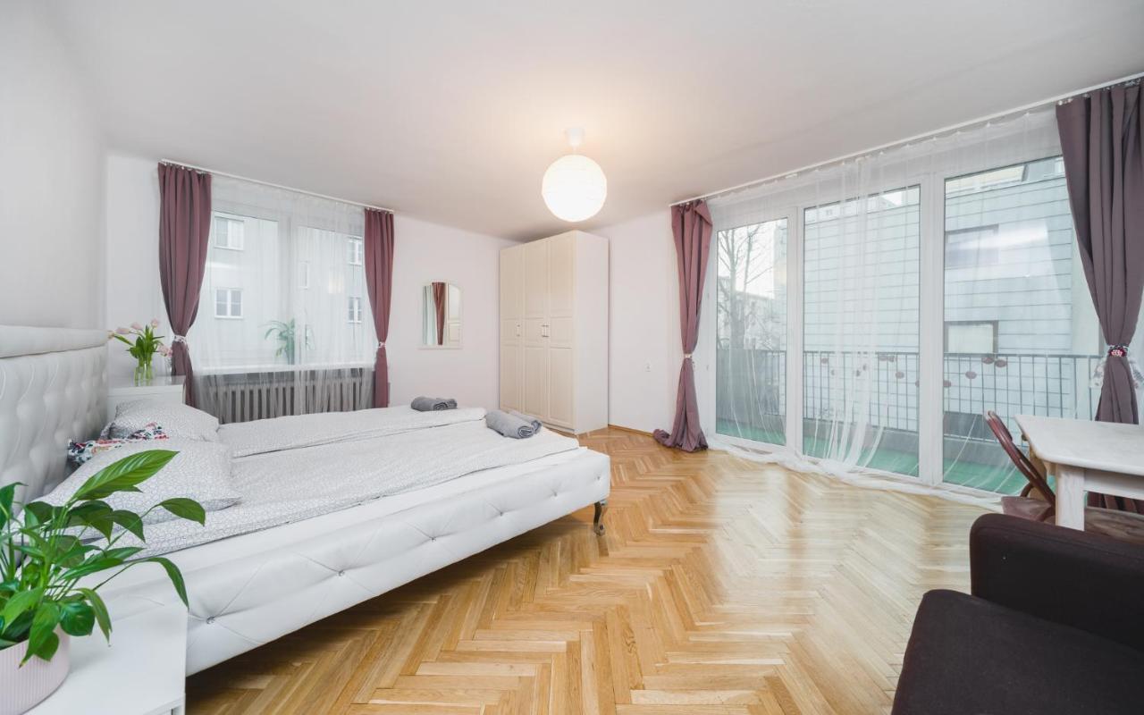 Sunshine Parkside Hideaway - 3 Bedroom - By Upstairs Krakow Dış mekan fotoğraf