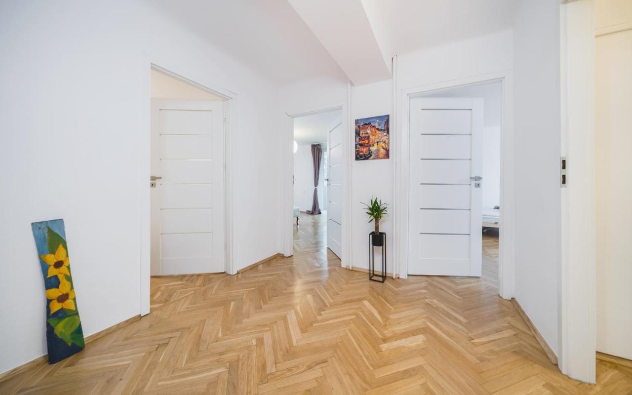 Sunshine Parkside Hideaway - 3 Bedroom - By Upstairs Krakow Dış mekan fotoğraf