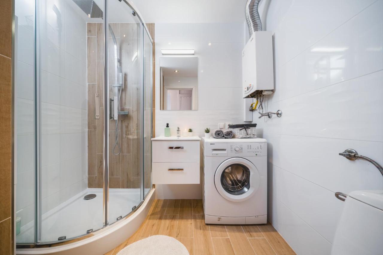 Sunshine Parkside Hideaway - 3 Bedroom - By Upstairs Krakow Dış mekan fotoğraf