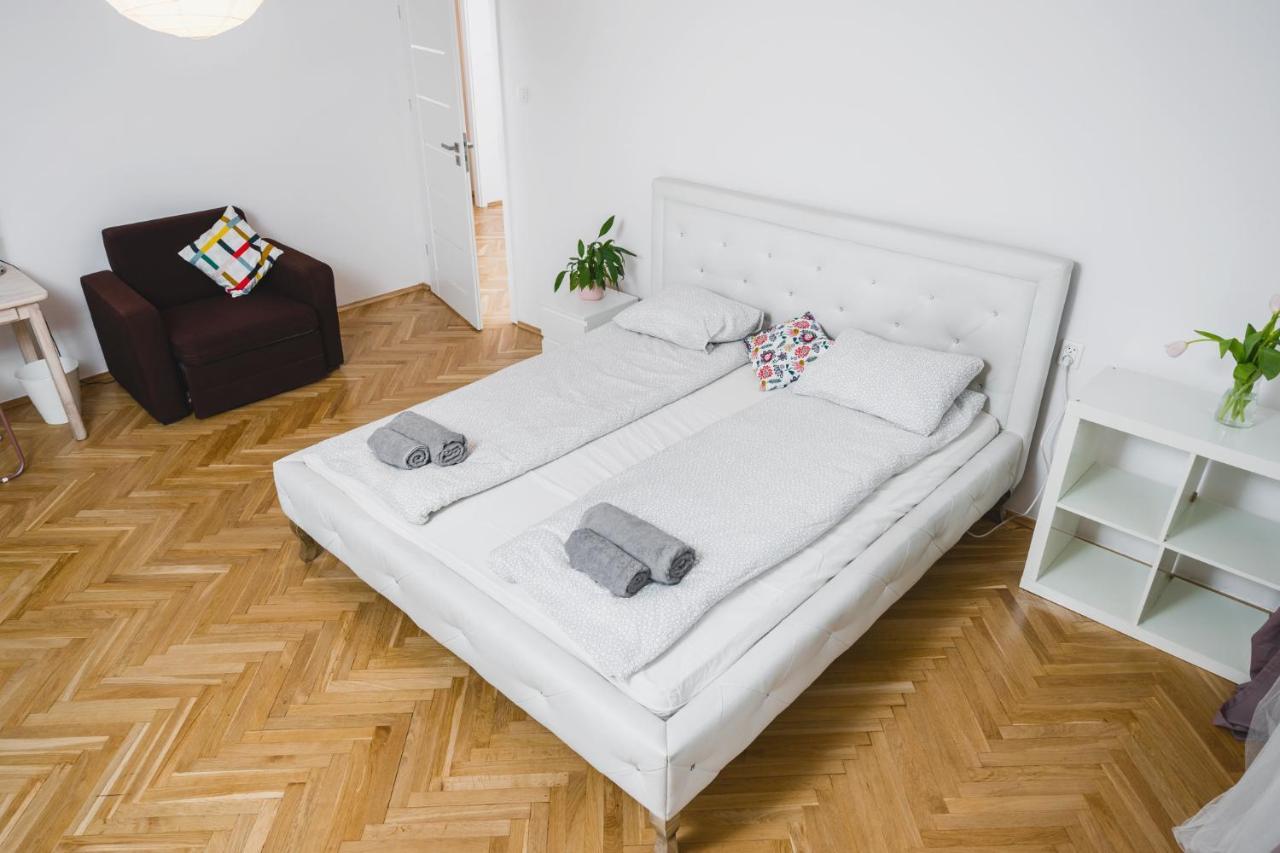 Sunshine Parkside Hideaway - 3 Bedroom - By Upstairs Krakow Dış mekan fotoğraf