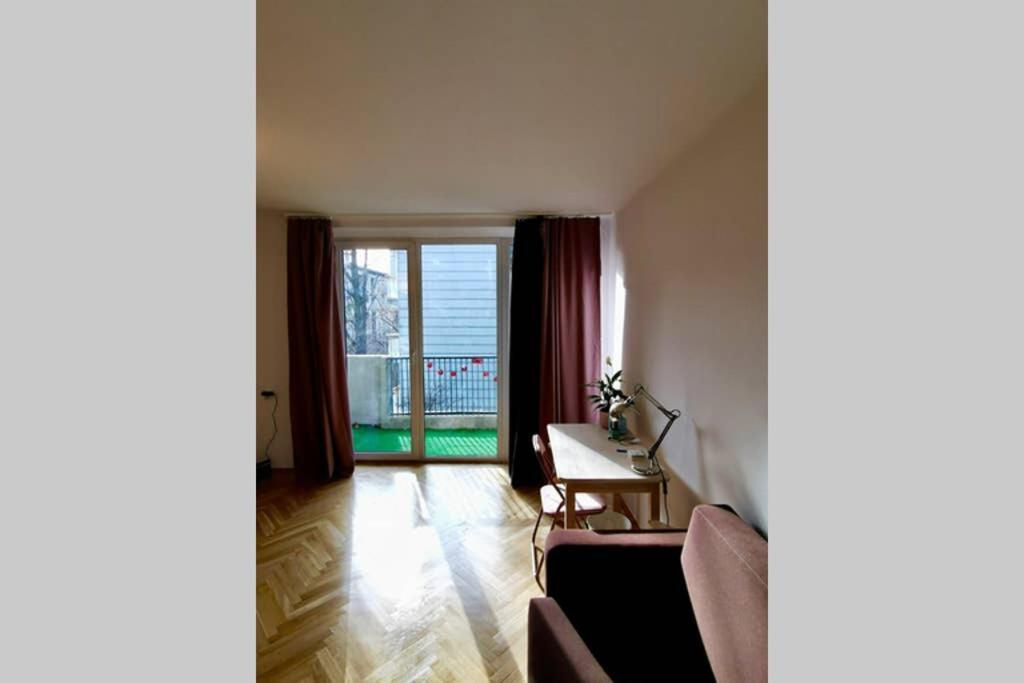 Sunshine Parkside Hideaway - 3 Bedroom - By Upstairs Krakow Dış mekan fotoğraf