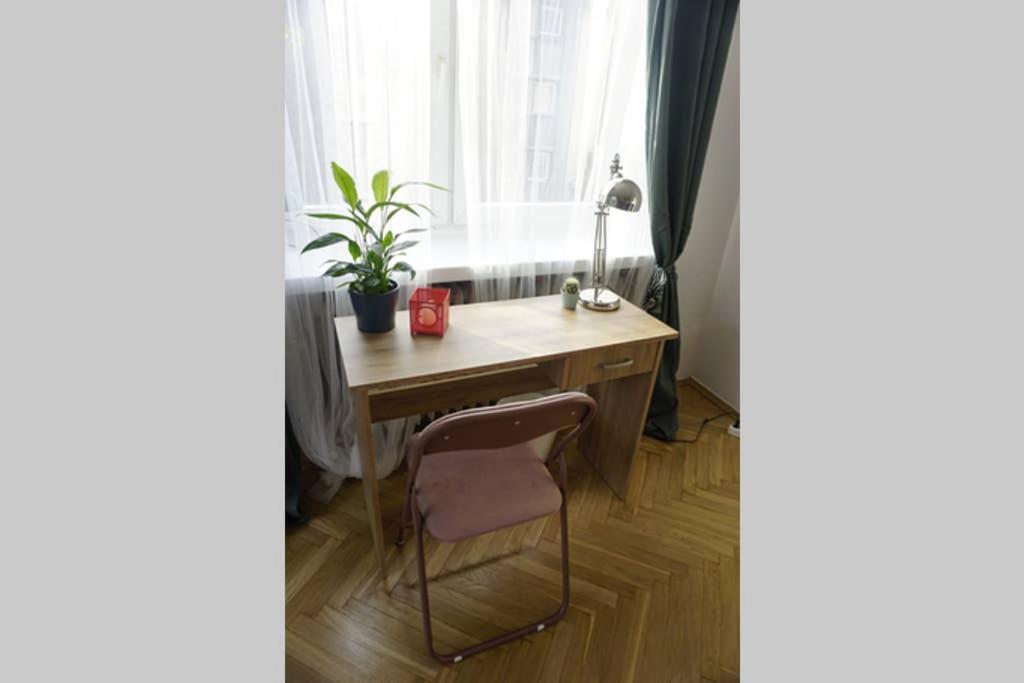 Sunshine Parkside Hideaway - 3 Bedroom - By Upstairs Krakow Dış mekan fotoğraf