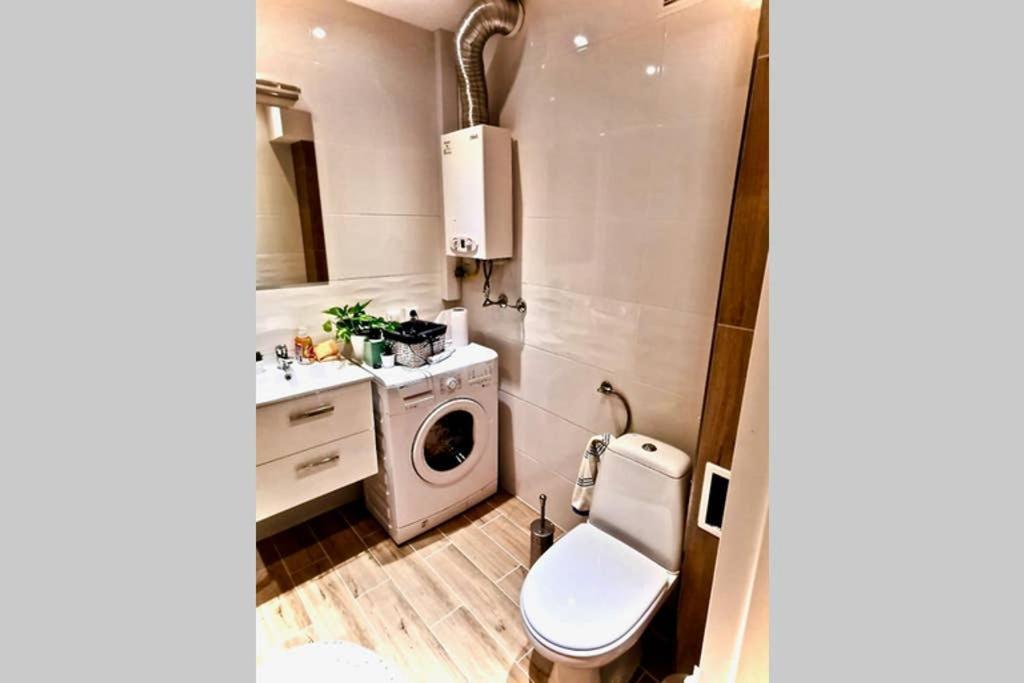 Sunshine Parkside Hideaway - 3 Bedroom - By Upstairs Krakow Dış mekan fotoğraf